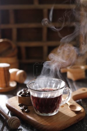 Foto de Taza de té con una cuchara en una mesa de madera - Imagen libre de derechos