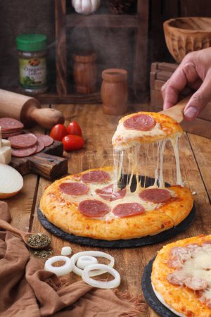Foto de Pizza con salchichas, queso y especias - Imagen libre de derechos