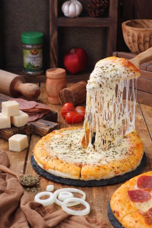 Foto de Pizza con queso derretido y tocino - Imagen libre de derechos