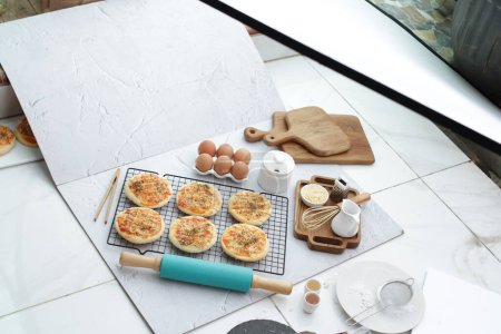 Téléchargez les photos : Ingrédients de cuisson sur une table en bois blanc, vue de dessus - en image libre de droit
