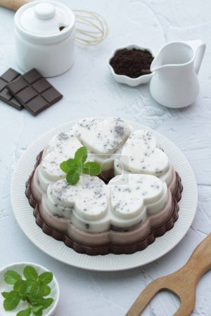 Téléchargez les photos : Glace chocolat et vanille avec crème fouettée et menthe - en image libre de droit