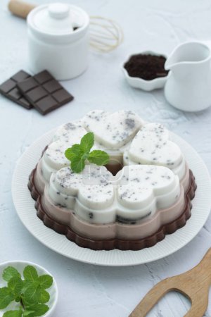 Téléchargez les photos : Gâteau au chocolat à la crème à la menthe et noix - en image libre de droit