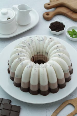 Téléchargez les photos : Gâteau au chocolat à la crème et aux noix - en image libre de droit