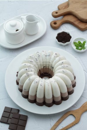 Téléchargez les photos : Délicieux gâteau au chocolat avec crème et menthe - en image libre de droit