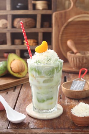 Téléchargez les photos : Cocktail de noix de coco avec glace - en image libre de droit