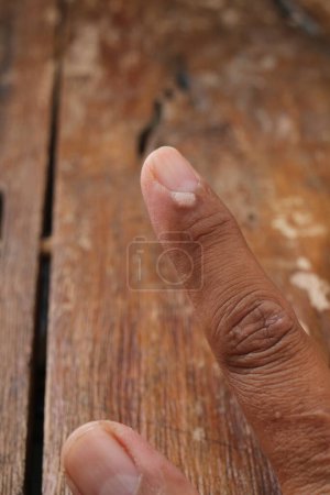Téléchargez les photos : La main d'un homme touche un vieux fond en bois - en image libre de droit