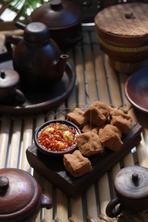 Foto de Sabroso y delicioso tofu frito servido con salsa de ají al ajo y petai - Imagen libre de derechos