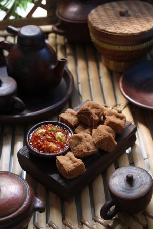 Foto de Sabroso y delicioso tofu frito servido con salsa de ají al ajo y petai - Imagen libre de derechos