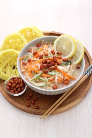 Téléchargez les photos : Nouilles aux légumes et viande dans un bol - en image libre de droit