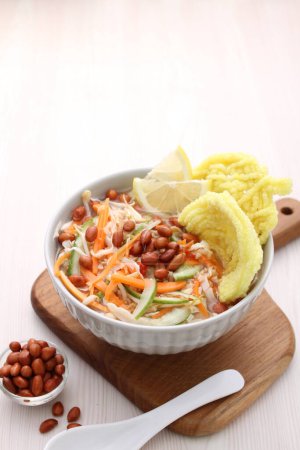 Téléchargez les photos : Nourriture coréenne, nouilles de riz au poulet, légumes - en image libre de droit