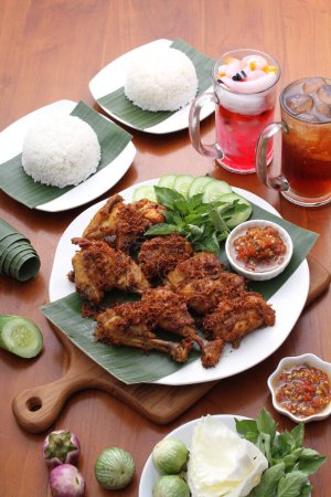 Téléchargez les photos : Nourriture traditionnelle indonésienne et poulet - en image libre de droit
