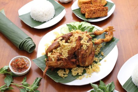 Foto de Arroz con cerdo y pollo en el plato con arroz, comida - Imagen libre de derechos