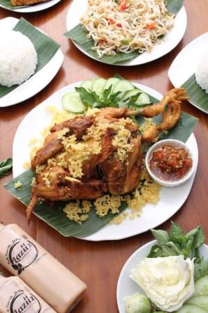 Téléchargez les photos : Riz collant avec porc, poulet, porc, oeuf frit, nourriture thaï. cuisine thaïlandaise, cuisine thaïlandaise - en image libre de droit
