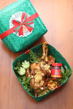 Téléchargez les photos : Riz au poulet et basilic avec sauce délicieuse - en image libre de droit