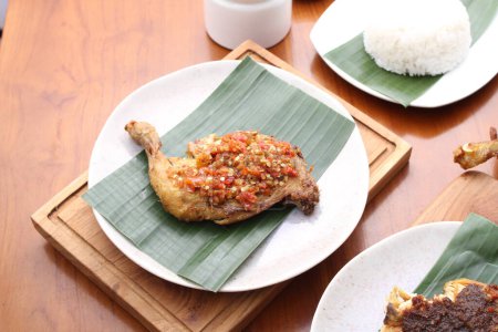 Téléchargez les photos : Riz frit et poulet collant au riz collant, nourriture thaï. - en image libre de droit