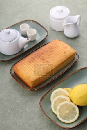 Foto de Pastel de limón con limón y té - Imagen libre de derechos