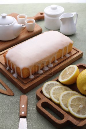 Téléchargez les photos : Délicieux gâteau au citron servi sur assiette, vue sur le dessus. nourriture maison pour Noël. - en image libre de droit