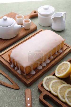 Téléchargez les photos : Plateau avec délicieux gâteau sur la table - en image libre de droit