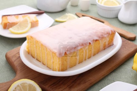 Téléchargez les photos : Gâteau au citron et au miel sur une table - en image libre de droit