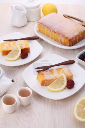 Téléchargez les photos : Délicieux gâteau sucré aux baies et au thé - en image libre de droit