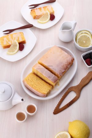 Téléchargez les photos : Une photo de délicieux gâteau et thé - en image libre de droit