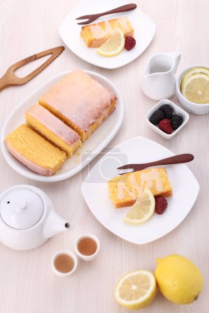 Téléchargez les photos : Délicieux petit déjeuner avec crêpes sur fond blanc - en image libre de droit