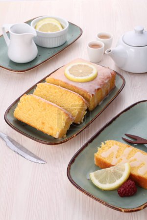 Téléchargez les photos : Délicieux gâteau sucré sur une assiette blanche - en image libre de droit