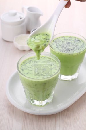 Téléchargez les photos : Thé vert matcha latte - en image libre de droit
