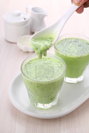 Foto de Té verde con leche y menta - Imagen libre de derechos