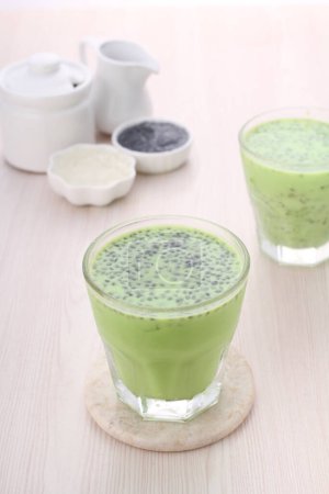 Téléchargez les photos : Latte au thé vert avec thé matcha - en image libre de droit