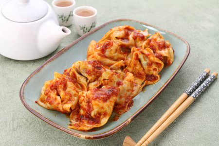 Foto de Albóndigas chinas con huevo frito y col - Imagen libre de derechos