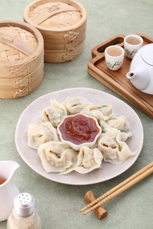 Téléchargez les photos : Nourriture chinoise. boulettes et légumes - en image libre de droit