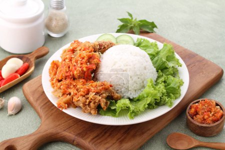 Foto de Tailandesa carne picante de cerdo picada con carne picada de cerdo y verduras, estilo tailandés de la comida, - Imagen libre de derechos