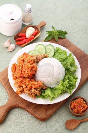 Téléchargez les photos : Poulet avec riz et légumes dans l'assiette. - en image libre de droit