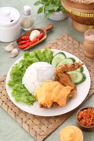 Téléchargez les photos : Curry de riz et de poulet avec sauce et légumes. - en image libre de droit