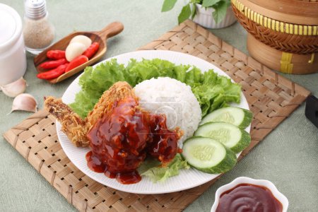 Foto de Pollo con arroz, verduras y salsa - Imagen libre de derechos
