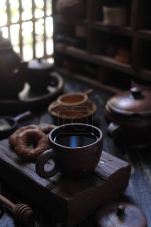 Téléchargez les photos : Vieille théière en bois et tasse de thé sur les tablesdrtu0-++--+ - en image libre de droit