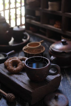 Foto de Vieja tetera de madera y taza de té en la tablesdrtu0-++--+ - Imagen libre de derechos