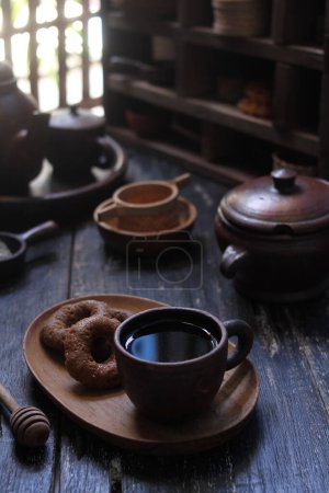 Téléchargez les photos : Vieille théière en bois et tasse de thé sur les tablesdrtu0-++--+ - en image libre de droit