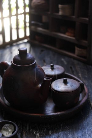 Foto de Vieja tetera de madera y taza de té en la tablesdrtu0-++--+ - Imagen libre de derechos