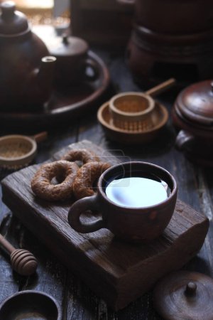 Foto de Taza de café y leche sobre mesa de madera - Imagen libre de derechos
