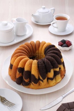 Téléchargez les photos : Gâteau au chocolat à la vanille et crème - en image libre de droit