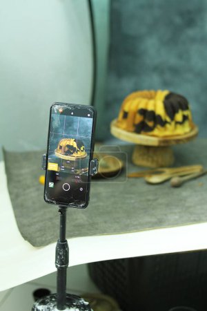 Téléchargez les photos : La caméra avec le téléphone portable et un microphone - en image libre de droit