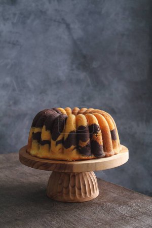 Foto de Pastel de chocolate casero con glaseado y caramelo - Imagen libre de derechos