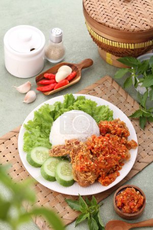 Photo for Rice rice with fried chicken and vegetables - Royalty Free Image