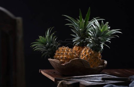Téléchargez les photos : Un coup vertical d'ananas dans le panier - en image libre de droit