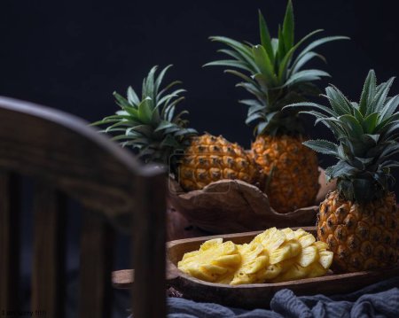 Téléchargez les photos : Ananas frais mûr sur fond noir - en image libre de droit