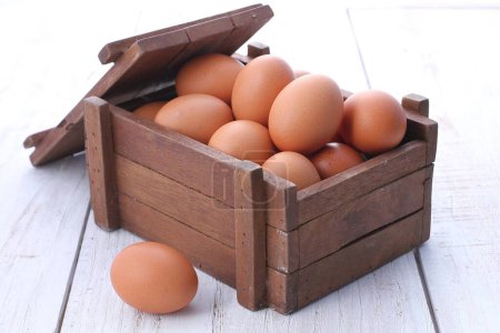 Foto de Huevos en una caja sobre un fondo blanco - Imagen libre de derechos