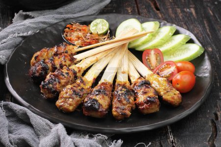 Foto de Kebab de pollo con verduras y especias - Imagen libre de derechos