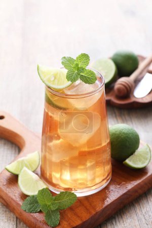 Foto de Vaso de limonada fría con menta y lima sobre la mesa - Imagen libre de derechos